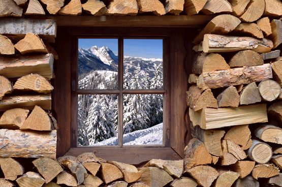 Fenster mit Ausblick auf verschneite Berge